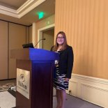 grecia en una conferencia.