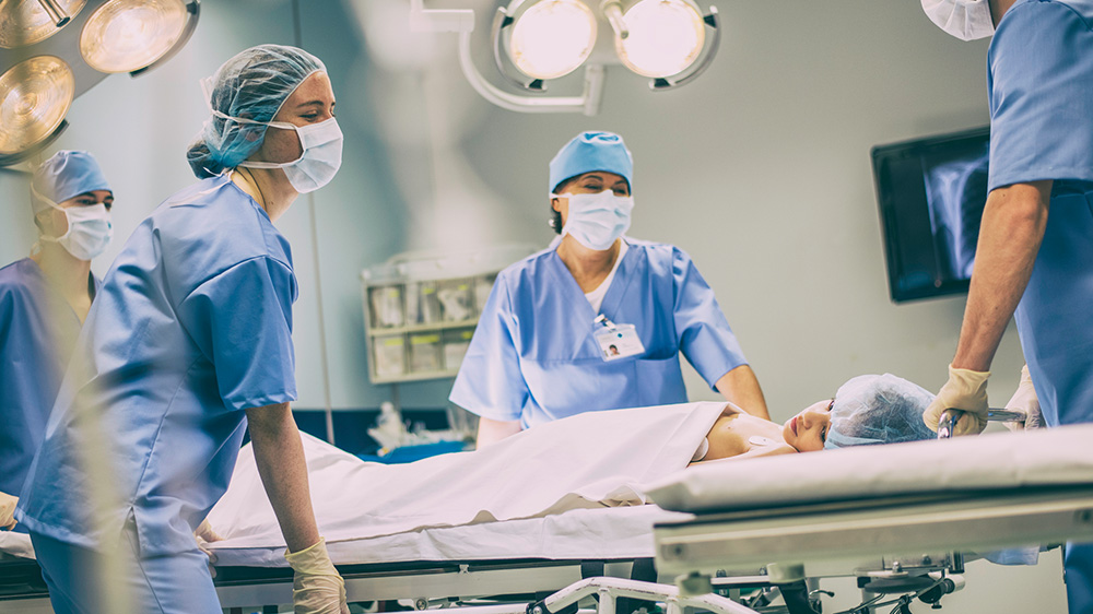 médicos de cuidados intensivos llevando a un paciente.