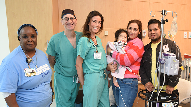 Equipo quirúrgico con la familia del paciente antes de la primera cirugía en la  Torre Quirúrgica Griffin