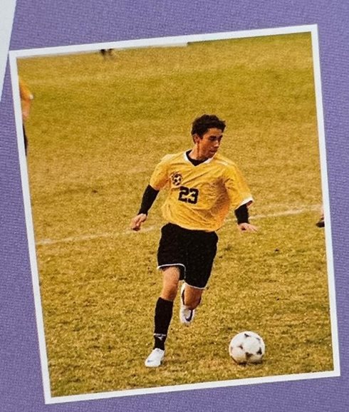 Kevin jugando al fútbol