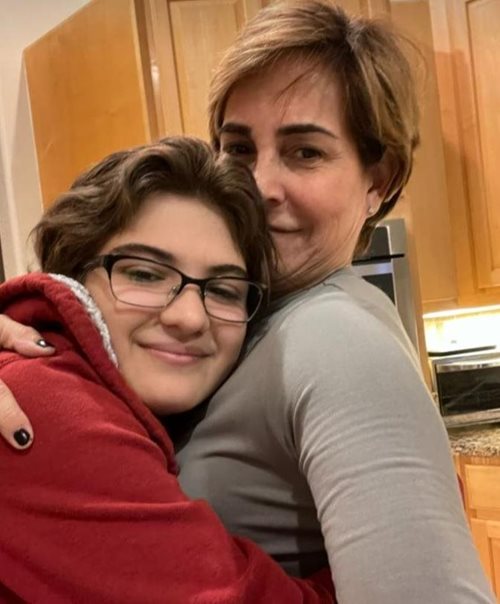 Mo abrazando a su hija