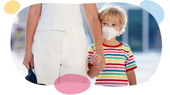 niño con mascarilla tomado de la mano de mamá